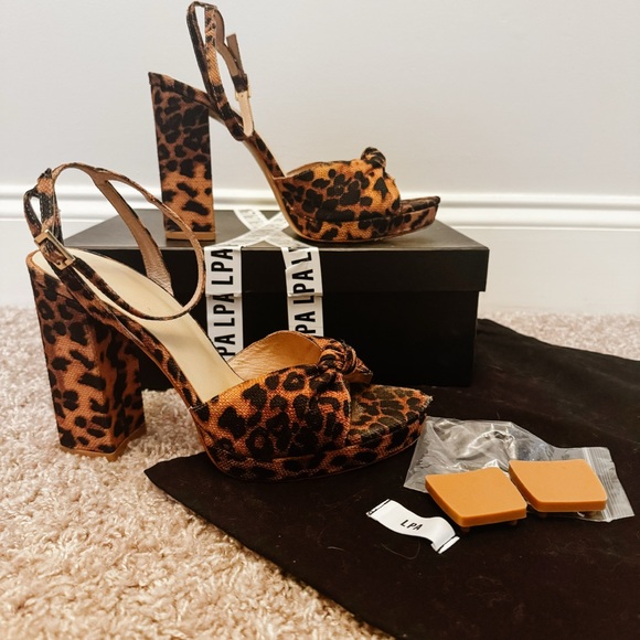 Revolve LPA Addalyn Strappy Block
Leopard Animal Print Heel Sandals Retro
9.5 - Picture 5 of 14